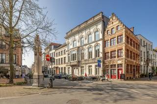<p>Op een van de meest representatieve adressen in het Antwerpse stadscentrum, biedt dit zeldzame ensemble van historische gebouwen een unieke combinatie van architecturale grandeur en hedendaagse functionaliteit.</p>
<p>Het imposante hoofdgebouw valt onmiddellijk op door zijn rijke Neoclassicistische gevel met verfijnde stucornamentiek. Achter deze statige façade ontvouwt zich een wereld van ruimte en karakter: gaanderijen geleiden u doorheen het hoofdgebouw naar de verschillende kantoorruimtes, terwijl de hoge plafonds met hun originele plafondomlijstingen op de eerste verdieping getuigen van de uitzonderlijke kwaliteit van het 19e-eeuwse vakmanschap.</p>
<p>Een bijzonder samenspel van erfgoed en moderne werkomgeving, met een historische binnentuin als rustpunt in het bruisende Antwerpen.</p>
<p>Het complex omvat kantoorruimten verspreid over meerdere niveaus, een penthouse met uitzicht over de Antwerpse stad, alsook enkele appartementen. Het achtergelegen gebouw — eveneens ingericht als kantoorruimte — vormt een rustige, functionele uitbreiding van het geheel, naadloos aansluitend op het hoofdgebouw via de historische binnentuin.<br />Die binnentuin is ongetwijfeld een van de meest bijzondere troeven van dit pand: omsloten door historische gevels, biedt zij een oase van sereniteit midden in de Scheldestad. Een ruim houten terras met zitgelegenheid maakt de tuin tot een ideale plek voor informeel overleg of ontspanning.</p>
<p>De uitzonderlijke ligging plaatst dit ensemble op wandelafstand van de belangrijkste Antwerpse voorzieningen, het openbaar vervoer en de culturele en commerciële kern van de Scheldestad. Een adres dat prestige uitstraalt en tegelijk optimaal bereikbaar is.</p>
