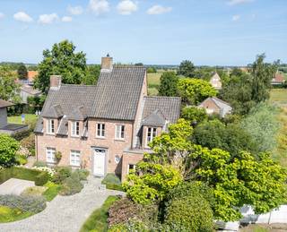Deze 5-slaapkamervilla met aangelegde tuin is gelegen aan het einde van een doodlopende straat in het groene Damme op een boogscheut van Brugge...
