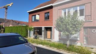 Deze halfopen bebouwing in de Aubenaslaan te Zelzate is casco afgewerkt en biedt de unieke kans om de woning volledig naar eigen smaak en stijl af...