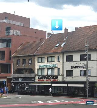 <p><span>Wij presenteren u een unieke kans om eigenaar te worden van een prachtig handelspand met een commerciële ruimte en drie appartementen, gelegen in het bruisende hart van Genk. Dit pand is momenteel volledig verhuurd, wat niet alleen zorgt voor een stabiele inkomstenstroom, maar ook een aantrekkelijk rendement biedt aan potentiële investeerders. Bovendien zijn twee van de appartementen voorzien van een heerlijk terras waar bewoners kunnen genieten van de buitenlucht en het stadsleven.</span></p><p><span>Of u nu een ervaren investeerder bent op zoek naar een solide en winstgevende investering, of een gedreven projectontwikkelaar die mogelijkheden ziet in het herontwikkelen van deze unieke locatie, dit pand biedt u een scala aan mogelijkheden. De centrale ligging in Genk, gecombineerd met de gunstige verhuursituatie, opent de deur naar diverse toekomstige ontwikkelingen en groeipotentieel.</span></p><p><span> </span></p><p><span>Wij nodigen u graag uit om contact met ons op te nemen voor meer informatie, het plannen van bezichtigingen of om dieper in te gaan op de details van deze bijzondere kans. Mis deze unieke gelegenheid niet en neem vandaag nog de eerste stap naar een veelbelovende investering in het hart van Genk. Dat kan via <span>Ercan@jemar.be</span></span><span> of 0484036892. </span></p><p><span> </span></p>