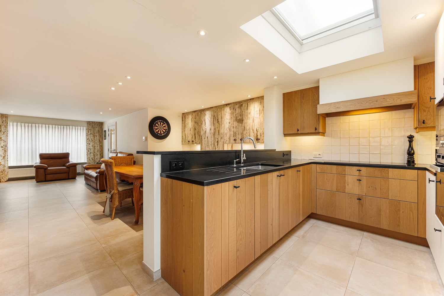 Une maison prête à emménager offrant espace, luminosité et une excellente situation au centre de Schoten. - photo 1