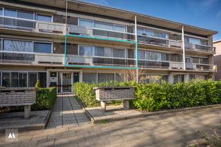 <p><strong>Instapklaar appartement met kelderberging en garagebox in een rustige wijk te Brasschaat</strong><br />Op zoek naar een lichtrijk en comfortabel appartement op een rustige locatie in Brasschaat, op wandelafstand van het bruisende centrum met vele winkels, horeca en het openbaar vervoer. De nabijheid van het treinstation 'Ekeren' en het op- en afrittencomplex 'Sint-Job-in-'t-Goor' zorgt voor een vlotte verbinding naar Antwerpen en Nederland.<br /><br /><strong>Beschrijving</strong><br />Het appartement, daterend van 1976, is gelegen op de eerste verdieping en beschikt over een bewoonbare oppervlakte van 75 m². Via de inkomhal bereikt u de lichtrijke leefruimte met open, volledig ingerichte keuken. De leefruimte geeft toegang tot het zuidoost-georiënteerde terras. Hiernaast beschikt het appartement over twee volwaardige slaapkamers (9 m² en 14 m²), een praktische berging, een moderne badkamer met inloopdouche en een gastentoilet. <br /><br />Bij dit appartement hoort een privatieve garagebox en een kelderberging, waardoor u geniet van voldoende extra bergruimte. Het appartement is momenteel verhuurd met een goed rendement.<br /><br /><strong>Troeven<br /></strong>✓ Centraal, toch rustig gelegen<br />✓ Twee volwaardige slaapkamers<br />✓ Privatieve garagebox en kelderberging<br />✓ Rendabele investering<br /><br />Kortom, een ideaal appartement voor starters, investeerders of wie op zoek is naar een comfortabel appartement op een uitstekende locatie. Zin in een bezoek? Contacteer <strong>Aertsen Makelaars</strong> vandaag nog!</p>