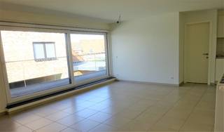 Appartement aan de rustige achterzijde van de residentie, met een lichtrijke en ruime leefruimte en een open, volledig ingerichte keuken voorzien...