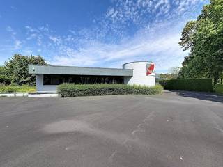 Bent u op zoek naar de perfecte nieuwe locatie voor uw bedrijf? Dit kantoorpand ligt vlak aan de E40 en beschikt over een ruime privatieve parking. Hierdoor is het pand uitstekend bereikbaar voor zowel uw medewerkers als uw klanten.<br /><br />Het pand wordt casco aangeboden, waardoor het volledig naar eigen wens kan worden ingericht. Het is uitermate geschikt als kantoorruimte, maar kan, mits goedkeuring van de gemeente, ook voor andere bestemmingen worden gebruikt.<br /><br />De indeling biedt tal van mogelijkheden, waaronder meerdere kantoorruimtes, vergaderzalen, sanitaire voorzieningen, een keuken, een onthaalbalie, archiefruimte en een technische/stookruimte.<br /><br />Oppervlakte: <br />- Perceel: ca. 1.818 m²<br />- Kantoor: ca. 564 m²<br /><br />Specificaties: <br />- Casco: in te richten naar wens <br />- Ruime privatieve parking (ca. 18 parkeerplaatsen) <br />- Centrale verwarming op mazout via radiatoren <br />- Onderhoudsvriendelijke tuin<br /><br />Beschikbaarheid: <br />Bij akte.<br /><br />Hebt u interesse in dit casco kantoorgebouw te koop in Aalst? Vraag meer info of leg je bezoek vast via 09 245 35 35 of business.gent@dewaele.com.<br /><br />Bestuursmaatregelen in het maatregelenregister: nee
