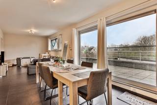 <p>Dit lichtrijke duplex appartement op de Mechelsesteenweg in Herent biedt een ideale combinatie van comfort, ruimte en een uitstekende ligging. De vlotte bereikbaarheid richting Leuven, Brussel en Mechelen maakt het een aantrekkelijke keuze voor wie centraal wil wonen of investeren.</p>
<p>Het appartement bevindt zich in een verzorgde residentie gebouwd in 2008 en heeft een gunstig <strong>EPC-label B</strong>. De leefruimte is ruim en open, met een moderne open keuken en veel natuurlijk licht. Aangrenzend bevindt zich een zonnig terras van maar liefst 27 m², perfect georiënteerd op het zuidwesten om ten volle van de zon te genieten.</p>
<p>Verder beschikt het appartement over twee volwaardige slaapkamers, een aparte berging, een badkamer met douche in bad en twee aparte toiletten. De bewoners kunnen ook gebruikmaken van een gemeenschappelijke tuin, een mooie extra troef voor wie graag buiten vertoeft.</p>
<p>Een ondergrondse <strong>autostaanplaats</strong> is verplicht bij aan te kopen aan <strong>€15.000.</strong></p>
<p>Of je nu op zoek bent naar een zorgeloze investering of een comfortabele woonst op termijn, dit instapklare duplex appartement is zeker een bezoek waard.<br /><br />Interesse? Neem vandaag nog contact op voor meer info of een bezichtiging via 0475/781784 of via noemi.luykx@living-stone.be</p>