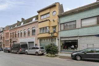 Welkom in dit prachtige woonhuis gelegen in het hart van Ronse, een voormalige handelspand dat volledig is getransformeerd in een modern en gezellig woonpaviljoen. Dit unieke pand combineert het beste van stedelijk wonen met een subtiele charme die je onmiddellijk voelt wanneer je binnenkomt.Met een bewoonbare oppervlakte van 152 vierkante meter en een grondoppervlak van 56 vierkante meter, biedt dit eigendom een efficiënte en verstandige ruimteindeling. De woning beschikt over twee slaapkamers en twee badkamers, waardoor comfort en gemak gegarandeerd zijn.Het interieur straalt rust en elegantie uit dankzij de zorgvuldig ontworpen ruimtes met natuurlijke verlichting die door grote ramen binnenkomt. De open woonkeuken is uitgerust met moderne inbouwapparatuur en voorzien van een stijlvol koperkleurig backsplash dat een warm accent toevoegt. Houten vloeren doorheen de woning creëren een warme en gastvrije sfeer.Het woongedeelte nodigt uit tot ontspanning met comfortabele zithoeken en een elegant eetplaats. Brede raampartijen bieden overvloedige daglicht en geven de ruimtes een openheid die aangenaam voelt.Beide slaapkamers zijn goed gesitueerd en voorzien van ramen die voor natuurlijke ventilatie zorgen. De twee badkamers zijn modern ingericht met praktische voorzieningen en ruime opbergruimte.Het terras biedt een aangename buitenruimte waar je kunt ontsnappen voor een moment van kalmte. Dit privégedeelte is perfect voor het genieten van frisse lucht en het creëren van aangenaam buiten voor- en naseizoen.De woning is gelegen in een aangename woonbuurt met gemakkelijke toegang tot winkels, restaurants en andere nutsvoorzieningen. Ronse is een charmante stad met een rijke cultuur en charme, ideaal voor wie de voordelen van stadsleven waardeert.Dit voormalige handelspand is een ongewone kans voor degenen die op zoek zijn naar een onderscheidend woonpaviljoen met karakter, moderne voorzieningen en een perfecte ligging in hartje Ronse.Te koop via Immo Beguin, jouw vastgoedexpert sinds 2009. Met kantoren in Ronse, Waregem, Kortrijk, Deinze, Doornik en Lessines.✉️ info@immobeguin.be📞 +32 486 60 66 00