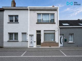 *** TE KOOP *** SINT-PIETERS-LEEUW – Op te frissen eengezinswoning met 3 slaapkamers en een zuidgericht terras, met een totale oppervlakte van ca. 116 m², ideaal gelegen nabij alle voorzieningen.<br /><br /> Gelijkvloers: inkomhal, open ingerichte keuken van ca. 14,5 m² (gaskookplaat, dampkap, koelkast, diepvriezer, vaatwasser, spoelbak en opbergruimte) met aansluitende berging/bijkeuken, ruime leefruimte van ca. 23,5 m² bestaande uit een zithoek en eetkamer.<br /><br />Verdieping: via de nachthal bereikt u drie slaapkamers van ca. 22 m², 16 m² en 15 m², evenals een badkamer van ca. 18 m² uitgerust met een ligbad, dubbele wastafel, voorziening voor wasmachine en droogkast, en een toilet.<br /><br />Voorzieningen en comfort: EPC "E" (481 kWh/m².an). Terras van ca. 12 m², ideaal georiënteerd op het zuiden. Aluminium en PVC ramen met dubbele beglazing. Massieve parketvloer. Gelegen nabij openbaar vervoer (13 minuten wandelen van het station). Recente condenserende gasketel (2016).<br /><br />Prijs: Bieden vanaf € 295.000 (onder voorbehoud van aanvaarding door de eigenaars).<br /><br />Voor meer informatie kunt u contact met ons opnemen via 02.355.42.20 of met Taylor op 0494.28.38.88, of per e-mail via tubize@weinvest.be