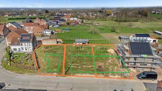 <p><strong>Rustig gelegen bouwgrond</strong> in Meerbeke, op wandelafstand van het Neigembos en het Berchembos. Deze locatie biedt een aangename, groene omgeving gecombineerd met een vlotte aansluiting op de belangrijkste verbindingswegen richting Ninove en Brussel.<strong> Het perceel heeft een oppervlakte van 4 are 94 centiare en is bestemd voor het bouwen van een halfopen bebouwing. </strong>De grond beschikt over een perceelbreedte van 14 meter en een diepte van 36,25 meter. Volgens de geldende voorschriften bedraagt de maximale bouwdiepte 15 meter op het gelijkvloers en 12 meter op de eerste verdieping. De toegelaten bouwbreedte is 10,91 meter en de maximale kroonlijsthoogte is vastgelegd op 6,50 meter. Deze bouwgrond vormt een uitstekende opportuniteit voor wie op zoek is naar een rustige woonomgeving met een vlotte bereikbaarheid en een strategische ligging ten opzichte van Ninove en Brussel. (Maatregelen opgenomen in het maatregelenregister: nee) (Stedenbouw in aanvraag)</p>