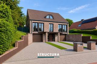 Spacieuse villa avec 4 chambres, bureau et deux garages. Vous êtes à la recherche d'une spacieuse maison familiale offrant de nombreuses possibilités et bénéficiant d'une excellente accessibilité ? Cette villa quatre façades est faite pour vous. Érigée sur un terrain de 8 ares 27 centiares, entre Relegem et Zellik, elle bénéficie d'un environnement résidentiel calme tout en profitant d'un accès rapide à Bruxelles, au Ring, à l'E40, aux commerces, aux écoles et aux transports en commun. Avec une superficie habitable d'environ 282 m², cette propriété offre tout l'espace nécessaire pour une grande famille, une profession libérale ou toute personne souhaitant profiter d'un cadre de vie confortable. Le séjour et la cuisine donnent sur le jardin, offrant une belle luminosité naturelle ainsi qu'une agréable vue verdoyante tout au long de l'année. Composition : Spacieux hall d'entrée avec accès aux deux garages intégrés, toilette invités, lumineux séjour avec vue sur le jardin, cuisine entièrement équipée, buanderie/remise, bureau ou chambre supplémentaire. À l'étage : vaste hall de nuit polyvalent, quatre grandes chambres et une salle de bains. Extérieur : Jardin agréable offrant beaucoup d'intimité, grande terrasse et nombreuses possibilités de stationnement sur la propriété. Les atouts : * Excellente situation entre Relegem et Zellik* Accès rapide à Bruxelles, au Ring et à l'E40* Terrain de 8 ares 27 centiares* Superficie habitable d'environ 282 m²* 5 chambres (4 + 1)* Deux garages intégrés* Séjour et cuisine avec une belle vue sur le jardin* PEB C (267 kWh/m²/an)* Bien sans amiante* Chauffage au gaz, complété par un chauffage électrique à l'étage* Maison familiale idéale offrant de beaux volumes et un excellent potentielCette spacieuse villa combine une situation stratégique, des espaces de vie confortables, un grand jardin et une disposition particulièrement fonctionnelle. Une opportunité idéale pour les personnes recherchant espace, accessibilité et qualité de vie. Intéressé(e) ? Contactez Structura pour plus d'informations ou pour organiser une visite au 02/460.80.46 ou via info@structura.be