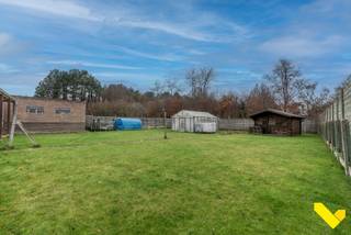 Te moderniseren woning op ruim perceel van 1.295 m².Deze gelijkvloerse gezinswoning bevindt zich op een interessante locatie vanwege de korte afstand...