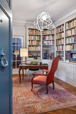 Appartement met karakter, gelegen op de gelijkvloerse verdieping van een gebouw in Art-Decostijl, gerealiseerd volgens de plannen van...