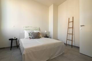 <p><span>KNAP APP. MET 2 SLKS + TERRAS OP EEN TOPLOCATIE IN ANTWERPEN</span></p><p><span> </span></p><p><span>In de residentiële wijk Zurenborg in het zuidoosten van de stad Antwerpen treffen wij residentie Plantin Moretus aan. De buurt staat gekend om de statige huizen, de gezellige pleinen en haar prachtige architectuur. Tevens bevinden wij ons nabij het Stadspark, het centraal station, het bruisende stadscentrum met diverse horecagelegenheden, lokale handelaars, de Antwerpse Zoo, De Groenplaats, De Meir, ... Kortom een stadswoning op een ware A-locatie met alle voorzieningen binnen handbereik!</span></p><p><span> </span></p><p><span>Toegekomen aan de residentie nemen wij de lift naar de eerste verdieping. Hier ontdekken wij een comfortabel &amp; lichtrijk appartement. Het appartement beschikt over een inkomhal die ons toegang geeft tot enerzijds het gastentoilet en anderzijds de ruime leefruimte bestaande uit een eethoek, een zithoek en een volledig uitgeruste keuken. Een enorme troef aan het appartement is de toegang tot het terras via de leefruimte. Via zowel de leefruimte als de inkomhal krijgen wij toegang tot de nachthal die ons naar de twee slaapkamers, de badkamer en de berging/wasplaats brengt. </span></p><p><span> </span></p><p><span>Troeven:</span></p><p><span>- A-locatie</span></p><p><span>- Gloednieuw appartement</span></p><p><span>- Aanwezigheid van een terras</span></p><p><span>- Parkeergelegenheid voor wagen en fiets<br />*Mogelijkheid tot het huren van een parkeerplaats, 125,00 euro/maand + berging 25,00 euro/maand<br /><br /></span></p><p><span>Interesse om de eerste bewoner te worden van dit knap tweeslaapkamerappartement op een absolute A-locatie? Vraag dan snel een bezoek aan via volgende link: <span>https://yourent.pillar.estate/plantin-moretus</span></span></p><p><span><br />Bijkomende vragen? Neem contact op met Pillar Estate via <span>info@pillar.estate</span></span><span> of contacteer ons op het nummer 033 695 695.</span></p><p><span>*Deze gegevens zijn louter ter informatieve titel. De vermelde oppervlaktes zijn slechts een indicatie. Pillar kan niet verantwoordelijk gesteld worden voor de juistheid van de aan haar verstrekte gegevens. </span></p><p><span> </span></p>