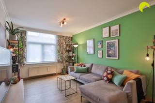 <p><span>Wandel of fiets door de Gallifortlei met zijn vele buurtwinkels en restaurantjes en je ervaart een echt dorpsgevoel. Voorzieningen zoals openbaar vervoer en scholen bevinden zich op wandelafstand. Ook het mooie Rivierenhof ligt vlakbij.</span></p><p><span>In deze gezellige straat vinden we op huisnummer 180 een charmante pand uit 1932 dat werd opgedeeld in 2 appartementen. Ben jij op zoek naar een instapklare benedenverdieping? Dan is dit appartement iets voor jou!</span></p><p><span>Als kers op de taart is er nog een buitenruimte klein maar fijn! De basisakte voorziet de mogelijkheid om nog een dakterras te realiseren.</span></p><p><span> </span></p><p><span>Het appartement kreeg de voorbije jaren meerdere updates; zo werd het plat dak 10 jaar geleden vernieuwd en voorzien van 10 cm isolatie, de keuken (ixina) en de koepels werden vernieuwd in 2020 en de badkamer kreeg in 2023 een stijlvolle make-over.</span></p><p><span>In datzelfde jaar werd er airco voorzien in de slaapkamer. Het appartement heeft een gunstig epc C-label en de elektriciteit is conform tot 2047.</span></p><p><span>De 2de kamer met lichtkoepel doet momenteel dienst als logeerkamer maar kan ook dienen als babykamer, bureau of hobbykamer.</span></p><p><span>Tot slot is er nog een handige kelder met heel wat opbergruimte. De tellers zijn allemaal apart, er zijn dus geen gemeenschappelijke kosten; nog een pluspunt!</span></p><p><span> </span></p><p><span>Graag som ik de troeven nog even voor je op:</span></p><p><span>- fijne buurt</span></p><p><span>- instapklaar appartement</span></p><p><span>- 1 à 2 slaapkamers</span></p><p><span>- geen gemeenschappelijke kosten</span></p><p><span>- stadskoertje</span></p><p><span> </span></p><p><span>Nuttige informatie:</span></p><p><span>- EPC 212 kWh / (m² jaar)</span></p><p><span>- Asbestveilig</span></p><p><span>- P-score D en G-score D</span></p><p><span>- Beschikbaar uiterlijk half november 2026</span></p><p><span> </span></p><p><span>Oppervlakte volgens meting EPC</span></p><p><span> </span></p><p><span>Voor een bezoek ter plaatse kan u ons contacteren op het nummer 03 449 42 41 of mail ons via hallo@habicom.be.</span></p><p><span>Benieuwd naar de waarde van jouw woning?  Check het gratis op <span>www.watismijnhuiswaard.be</span></span></p><p><span> </span></p><p><span><br /> </span></p>