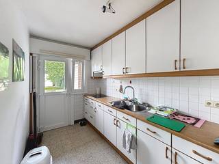 Appartement op topligging te koop. Het geniet van een vlotte verbinding met het station van Brugge, E40, E403 en verder is het op fietsafstand van Brugge Centrum.Indeling- Inkomhal met afzonderlijk toilet en vestiaire- Woonkamer (25m²) - Keuken voorzien van dubbele spoelbak, elektrische kookplaat, dampkap en voldoende kastruimte - Badkamer voorzien van douche en lavabo- Slaapkamer 1- Slaapkamer 2- Berging Verder geniet het appartement van een terras en garage.
