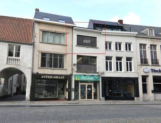 Bent u op zoek naar een centraal gelegen kantoorruimte in Mechelen? Deze instapklare kantoorruimte op de 2e verdieping biedt u niet alleen een vlotte bereikbaarheid, maar ook een prachtig uitzicht op de iconische Sint-Romboutstoren.<br /><br />Indeling:<br />Kantoorruimte van ca. 35,5 m² (3,90 m x 9,10 m)<br />Gezamenlijke inkomhal met gescheiden dames- en herentoiletten<br />Gezamenlijke keuken en wachtruimte<br /><br /><br />Maandelijkse provisie: €150<br />Inclusief elektriciteit, waterverbruik, centrale verwarming en kosten voor gemeenschappelijke delen.<br /><br />Ligging:<br />Gelegen in het centrum van Mechelen, op wandelafstand van winkels, horeca en openbaar vervoer.<br /><br />Het is mogelijk een autostaanplaats bij te huren aan 75 euro/maand<br /><br />Interesse? Neem vandaag nog contact op voor meer informatie of een bezichtiging via info@immovos.be of 0479 35 71 72.