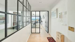 Appartement bien situé dans un emplacement de premier choix sur Albertplein dans le Zoute, avec des vues frontales sur la mer et un accès facile aux magasins, aux restaurants et la digue.<br /><br />En entrant dans l'appartement, vous accédez à un hall d'entrée spacieux, équipé d'un vestiaire/rangement et d'une toilette pour les invités. Le salon et la salle à manger, lumineux et spacieux, sont adjacents à l'appartement et offrent une vue magnifique sur la mer.<br /><br />La cuisine semi-ouverte est pratique et équipée de tout le confort moderne. L'appartement dispose également de trois chambres spacieuses et de deux salles de bains, ce qui en fait une résidence principale ou secondaire idéale.<br /><br />À l'arrière, il y a une grande terrasse ensoleillée, idéale pour profiter du calme et de la tranquillité. Il y a également un placard de rangement supplémentaire.<br /><br />PEB: 234 kWh/m²/an - UC: 3653130