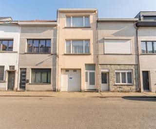 SPACIOUS FAMILY HOME WITH GARAGE AND COURTYARD ON THE BORDER OF BORGERHOUTWelcome to this spacious and well maintained family home located on the...