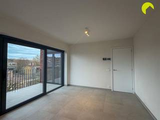 <p><span>Energiezuinig éénslaapkamerappartement te Wilrijk!</span></p><p><span>Alle belangrijke invalswegen, dagelijkse winkels en openbaar vervoer zijn in de onmiddellijke omgeving en er is een zeer goede verbinding naar Antwerpen en Brussel.</span></p><p><span> </span></p><p><span>Indeling:</span></p><p><span>We betreden het appartement via de inkomhal met apart toilet met handenwasser. De leefruimte (24m²) beschikt over veel natuurlijk lichtinval dankzij de grote raampartijen, aansluitend vinden we de open keuken ingericht met kasten, een inductie plaat, dampkap, koelkast en diepvries, vaatwasser en gootsteen.  </span></p><p><span>Via de keuken is er toegang tot de berging waar er aansluiting is voor wasmachine en droogkast. </span></p><p><span>Verder is er één slaapkamer (12m²), met ingemaakte kasten. Vanuit zowel de leefruimte als de slaapkamer heeft u toegang tot het aangename terras.</span></p><p><span>De badkamer is voorzien van een inloopdouche en een dubbel lavabomeubel.</span></p><p><span> </span></p><p><span>Bijzonderheden:</span></p><ul><li><span>Lage gemeenschappelijke kosten: €75/maand (minuterie, poetsdienst, lift, ...)</span></li><li><span>Vloerverwarming </span></li><li><span>Zonnepanelen </span></li><li><span>Het appartement wordt nog geschilderd</span></li><li><span>EPB in aanvraag (nieuwbouw)</span></li><li><span>Huurwaarborg: 3 maanden </span></li><li><span>Plaatsbeschrijving €225 </span></li><li><span>Beschikbaar vanaf 1/04</span></li></ul><p><span> </span></p><p><span>Boek nu zelf ONLINE uw afspraak in. Surf naar het betreffende eigendom op onze website <span>www.habicom.be</span></span><span> en klik op de roze knop </span><span>'PLAN EEN BEZOEK'</span><span>. <br />Kies het moment dat u het beste uitkomt, vul de gevraagde contactgegevens in en klik nadien op verzenden om te bevestigen.</span></p><p><span> </span></p>