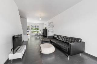 <p>Te koop: gesloten bebouwing in Lebbeke, op korte afstand van het centrum, station en alle voorzieningen.</p>

<p> </p>

<p>Deze woning combineert een gunstige ligging met een praktische indeling. Dankzij de nabijheid van openbaar vervoer, parken en invalswegen geniet je van vlotte verbindingen en een aangename leefomgeving. De ruime slaapkamers bieden meerdere mogelijkheden voor inrichting, terwijl de zongerichte tuin met groot terras uitnodigt tot buitenleven. Het EPC-label C maakt dit een energiezuinige keuze.</p>

<p> </p>

<p>Belangrijkste ruimtes:<br />• Ruime living (26 m²) met veel lichtinval<br />• Keuken (21 m²) uitgerust met inductiekookplaat, oven, koelkast, vaatwasser en dubbele spoelbak<br />• Twee slaapkamers (27 m² en 17 m²), waarvan één met ingemaakte kasten<br />• Badkamer (14 m²) met ligbad, dubbele wastafel in meubel en toilet<br />• Bureel (15 m² en 14 m²) ideaal voor thuiswerk<br />• Berging (7 m² en 5 m²) voor extra opslag<br />• Kelder (14 m²)<br />• Zongerichte tuin (610 m²) met groot terras</p>

<p> </p>

<p>Troeven:<br />• Gunstige locatie nabij centrum, station en voorzieningen<br />• Ruime slaapkamers met diverse mogelijkheden<br />• Zongerichte tuin en groot terras</p>

<p> </p>

<p>Neem vandaag nog contact op met je ERA-makelaar voor een bezoek.</p>

<p> </p>

<p>JOUW DROOMHUIS. ZO GEVONDEN!</p>
