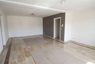 Ruim appartement met 2 slaapkamers, 2 terrasjes en ondergrondse autostaanplaats. ALGEMEEN- Verwarming: aardgas.- PVC ramen/ dubbele beglazing.- 1...