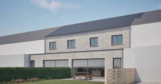 In het centrum van Kemzeke vindt u deze nog te bouwen nieuwbouwwoning op een uitstekende en centrale ligging, met een sterke prijs-kwaliteitverhouding. Een moderne woning die comfort, ruimte en energiezuinig wonen perfect combineert.<br /><br />De woning beschikt over een inkomhal met vestiaire en apart gastentoilet. De lichtrijke leefruimte sluit aan op een open keuken die inbegrepen is in het budget en uitkijkt op de tuin. Aansluitend bevindt zich de inpandige garage, een grote troef die zorgt voor extra comfort en praktische bergruimte.<br /><br />Via de zij-ingang heeft u rechtstreeks toegang van de garage naar de tuin, ideaal voor fietsen of tuinmateriaal zonder door de woning te moeten.<br /><br />Op de verdieping zijn er 3 slaapkamers en een badkamer met bad én inloopdouche. De ruime zolder biedt nog de mogelijkheid om 1 à 2 extra kamers te creëren, wat deze woning toekomstgericht en flexibel maakt.<br /><br />De woning is volledig conform de EPB-eisen en dus future proof. Ze wordt verwarmd via warmtepomp en vloerverwarming, wat zorgt voor een laag energieverbruik en hoog wooncomfort.<br /><br />Troeven:<br /><br />- Centrumligging Kemzeke<br />- 3 slaapkamers + uitbreidbare zolder (1-2 extra kamers)<br />- Inpandige garage<br />- Zij-ingang met directe toegang tot tuin<br />- Open keuken en badkamer inbegrepen<br />- Warmtepomp + vloerverwarming<br />- EPB-conform en energiezuinig<br /><br />Interesse? Contacteer ons via 052 46 38 03 voor meer info of een bezoek.