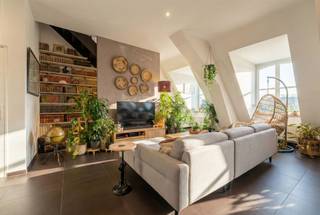 Au centre d'Enghien, au calme, près du parc et des commerces, un appartement exclusif en duplex dans un immeuble de standing entouré de...