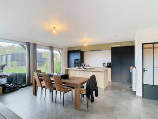 Deze ruime gezinswoning met 3 slaapkamers en tuin is te huur in Hertsberge gesitueerd in de Lodistraat. <br /><br />De lichtrijke woonkamer staat geheel in het teken van rust en gezelligheid. U ontspant er in een ruime zithoek waar het zonlicht heerlijk binnenvalt. Vanuit de leefruimte loopt u naadloos over naar de open keuken. Daarnaast heeft u direct toegang tot het zonnige terras en de tuin, een fijne en onderhoudsvriendelijke plek om het hele jaar door buiten te vertoeven.<br /><br />De badkamer is compleet uitgerust, voorzien van een ruim ligbad, een inloopdouche en een lavabomeubel voor twee met opbergkasten. Daarnaast beschikt de woning over drie volwaardige slaapkamers en de mogelijkheid voor een 4de op de afgewerkte zolderverdieping.<br /><br /><br />Indeling:<br /><br />- Inkomhal - Leefruimte - Eetkamer - Keuken - 1ste slaapkamer - 2de slaapkamer - 3de slaapkamer - Badkamer met douche en ligbad en 2 lavabo's - zolder (mogelijkheid tot 4de slaapkamer) - Zongerichte tuin met terras<br /><br />Algemeen:<br />- Huurprijs: € 1250,00/maand<br />- Beschikbaar vanaf 01/11/2026<br /><br />De snelste manier om een bezoek te brengen aan dit pand? Vraag je bezoek aan via de roze knop op onze website (www.dewaele.com) en je wordt gecontacteerd door onze verhuurexpert Steffi.<br /><br />Telefonisch kunnen er geen afspraken gemaakt worden. Bij andere vragen kun je ons telefonisch contacteren via 050 444 999.<br /><br />Deze AI-visualisaties zijn bedoeld als inspiratie. Er werd geen rekening gehouden met technische specificaties, stedenbouwkundige voorschriften of de concrete mogelijkheden tot realisatie.