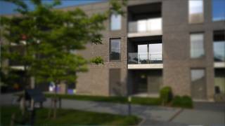 <strong><u>TROEVEN</u></strong><br />+ Solide huurder<br />+ Modern en energiezuinig<br />+ Erkende assistentiewoning<br />+ Rustig gelegen in hartje Wellen<br />+ Elektriciteit conform t.e.m. 18/05/2041<br /><br /><u><strong>ALGEMEEN</strong></u><br />Welkom in Residentie "Villina", waar de landelijke omgeving van Haspengouw en het levendige centrum van Wellen in harmonie zijn. Bij de bouw van deze 24 erkende assistentiewoningen werd veel aandacht besteed aan goede isolatie, moderne voorzieningen en een kwalitatieve afwerking. Alle appartementen zijn gelegen rondom de binnentuin met petanquebaan. Bovendien is er op het gelijkvloers een gemeenschappelijke ontmoetingsruimte, en worden er maandelijks activiteiten georganiseerd. De Lidl, de bushalte, een warme bakker en diverse horecagelegenheden zijn alle bereikbaar op wandelafstand. Hasselt, Sint-Truiden, Borgloon en Tongeren bevinden zich op 20 minuutjes rijden. <br /><br /><u><strong>INDELING</strong></u><br />Het appartement is gelegen op de 1ste verdieping, en makkelijk bereikbaar met de ruime lift of trap.<br />De open keuken is uitgerust met een kookplaat, microgolfoven, ingebouwde koelkast met vriesvak en afwasmachine. Naast de keuken is er een berging, waar je een wasmachine en droogkast kan plaatsen. De leefruimte ligt in het verlengde van de open keuken en biedt plaats voor een eetkamer en salon. De gordijnen met zijgeleiding zijn volledig verduisterend, het vouwgordijn in de keuken is elektrisch bedienbaar en het vliegenraam in harmonicavorm is enkel zichtbaar wanneer nodig. Vanuit de leefruimte heb je toegang tot het gezellig overdekt terras aan de tuinzijde. Vanuit de slaapkamer met tuinzicht kan je naar de badkamer, ingericht met een inloopdouche, toilet en een lavabo met meubel en spiegel.<br /><br />Alle uitrustingen zijn erop gericht om maximaal comfort en gebruiksgemak te bieden: rolstoelgebruikers kunnen zich makkelijk verplaatsen in het appartement, dankzij aangepaste deuropeningen met schuifdeuren, lavabo op comfortabele hoogte, extra steun/stoel in de douche en extra bijbehorende steunen aan het toilet. Tevens is gedacht aan handige rails om bv. kaders eenvoudig op te hangen.<br /><br />In de ondergrondse parking zijn ruime autostaanplaatsen voorzien. <br /><br /><u><strong>ERKENDE ZORGWONING</strong></u><br />Residentie "Villina" is erkend als assistentiewoning volgens het Woonzorgdecreet dd. 13/03/2013, uitgebaat door wzc Ocura, en biedt o.m. volgende diensten aan: boodschappendienst, hulp in het huishouden, klusjesdienst, ...<br />Wekelijks is er een woonassistent/zorgmakelaar aanwezig om je verder te helpen met eventuele vragen. Basis zorg en een noodoproepsysteem zijn aanwezig in elk appartement. De vergoeding hiervoor is op basis van een dagprijs. Meer informatie over de zorgservice vind je terug op: https://www.villina.be/<br /><br /><u><strong>ZORGCOMPONENT</strong></u><br />- binnenhuisparlofoon<br />- ondergrondse parking<br />- inboedelverzekering<br />- woonassistentie<br />- crisis- en overbruggingszorg<br />- gebruik van het noodoproepsysteem<br />- beheer gemeenschappelijke delen<br />- syndicuskosten<br />- gebruik ondergrondse afvalcontainer<br /><br />Dit erkend assistentie-appartement is duurzaam verhuurd aan solide bewoners wat het tot een erg interessante investering maakt. De geafficheerde prijs is dan ook een aanbiedingsprijs voor deze buitenkans!<br /><br />Voor de meest specifieke informatie omtrent conformiteit van de gerealiseerde constructies met vergunningsplichtige handelingen kan rechtstreeks contact worden opgenomen met de Dienst Omgeving van de gemeente Wellen.<br /><br /><strong><u>CONTACT:</u></strong><br />Gecharmeerd door deze ruime en stijlvolle assistentiewoning, voorzien van 24/7 comfort?<br />Contacteer mij voor meer info of voor een vrijblijvende afspraak op 0475/47.44.50.<br /><br /><em>De vermelde oppervlaktes zijn slechts indicatief. Katrien Wouters - creating IMMOtions kan niet verantwoordelijk gesteld worden voor de juistheid van de aan haar verstrekte gegevens.</em>