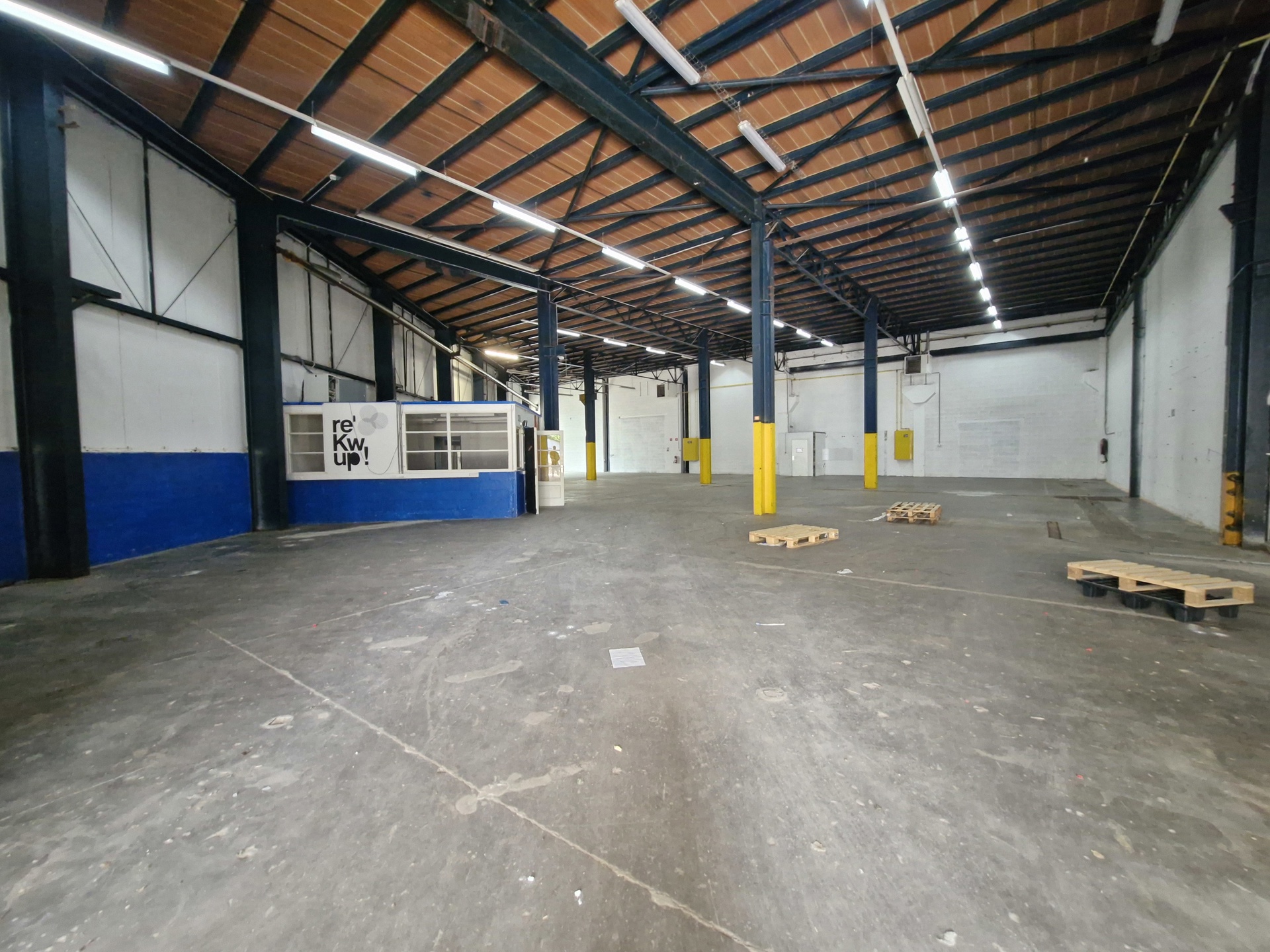 Te huur – Magazijn van 650 m² in Saint-Servais - foto 2