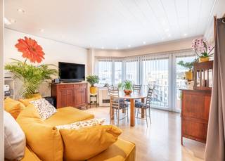 Gerenoveerd appartement met een slaapkamer te koop op de vierde verdieping van de residentie Porto Rico. Het pand geniet van een centrale, doch rustige ligging te Koksijde. Vanuit de leefruimte geniet u van een open zicht en zelfs een streepje zicht op zee!<br /><br />Het appartement werd als volgt ingedeeld: inkomhal | afzonderlijke, uitgeruste keuken | knusse leefruimte | nachthal | afzonderlijk toilet | bergkast | slaapkamer met aanpalende badkamer voorzien van douche en lavabo in meubel. <br /><br />Op zoek naar een instapklaar appartement in Centrum Koksijde? Contacteer ons snel voor een afspraak ter plaatse. 