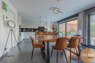 EERSTE BEZOEKDAG ZATERDAG 20 DECEMBER VAN 10u TOT 12u (ENKEL OP AFSPRAAK !!)KERKSKEN – Dit stijlvol, lichtrijk en luxueus afgewerkt gelijkvloers...