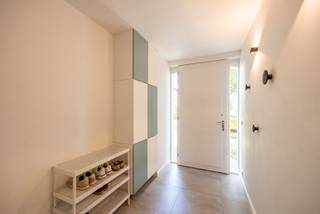 Ruime woning met 3 SLPK, tuin en wellnessruimte in de Collegewijk
Welkom in de Collegewijk in Edegem. Deze aangename gezinswoning combineert veel leefruimte met een praktische indeling en enkele verrassende extra’s.
Op het gelijkvloers vinden we een ruime leefruimte met veel lichtinval en een vlotte verbinding naar de eetplaats en keuken. De keuken is praktisch ingericht en biedt voldoende werk- en opbergruimte. Dankzij de grote raampartijen is er een fijne connectie met het terras en de tuin.
De woning beschikt over drie slaapkamers, ideaal voor een gezin of wie nood heeft aan extra bureau- of hobbyruimte. De ruime badkamer is voorzien van een inloopdouche, lavabomeubel en toilet.
Een bijzondere meerwaarde is de aparte wellnessruimte met sauna en douche, een heerlijke plek om thuis volledig tot rust te komen. Daarnaast is er een praktische wasruimte aanwezig.
Buiten geniet u van een verzorgde tuin met terras waar u in alle privacy kan ontspannen.
TROEVEN
+ Rustige ligging in Edegem
+ Praktische keuken
+ Grote badkamer
+ Aparte wellness met sauna en douche
+ Wasruimte
+ Gezellige tuin met terras en tuinhuis
Een comfortabele woning met veel ruimte en mogelijkheden op een gegeerde locatie in Edegem.
De woning is uiterlijk beschikbaar 14 december 2026.