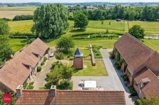 Volledig gerenoveerde hoeve in U-vorm met volgende faciliteiten: privéwoning (living, keuken, slaapkamer, badkamer), b&b met 3 ingerichte...