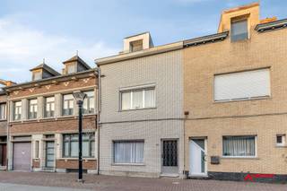 <p>Refurbished home in the center of the community, walking distance to stores. In addition to the entrance, this house has a room that can be used as an office, a hobby room or an extra bedroom. On the ground floor there is a living room with adjoining kitchen opening onto the garden and a bathroom. On the first and second floor there are 2 bedrooms each. There is a cellar, an outside storage room and a spacious garage. An ideal house with lots of potential in a prime location.</p>