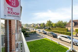 Appartement (eerste verdieping) langs de Raadsherenlaan met 2 slaapkamers, lichtrijke woonruimte, zongericht terras en garagebox (€ 25.000,00). Dit prima onderhouden appartement te koop (81m² aan bewoonbare oppervlakte / EPC B: 125) geniet van een centrale, doch rustige ligging in een kindvriendelijke omgeving nabij het centrum van Sint-Kruis (Brugge), openbaar vervoer, buurtwinkels, warenhuizen, scholen, sportcentra en met een vlotte verbinding richting Brugge, Damme, Knokke, Maldegem...<br />Indeling:<br />Eerste verdieping (circa 81m²):<br />- Ruime inkomhal met gastentoilet;<br />- lichtrijke woonkamer;<br />- afzonderlijke leefkeuken;<br />- praktische berging met CV-installatie;<br />- 2 ruime slaapkamers (14m² &amp; 13m²) waarvan 1 met zongericht terras;<br />- badkamer (4m²) voorzien van ligbad met douchemogelijkheid en lavabo in meubel. <br />Gelijkvloers:<br />- Garagebox (€ 25.000,00)<br /><br />Bestuursmaatregelen in het maatregelenregister: nee