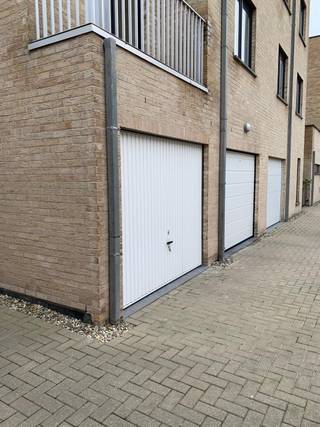 Garagebox met manuele poort in recent appartementencomplex.Gemakkelijk inrijbare ingang (geen beperking maximale hoogte).Garagebox mét elektriciteit...