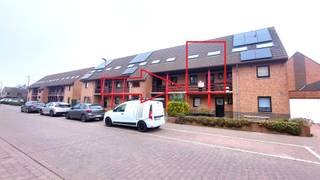 Dit appartement is centraal en doch rustig gelegen op de Vuurtorenwijk - Oostende.<br />In directe nabijheid van een bushalte, wandelafstand van de tram, zee en strand.<br /><br />Bewoonbare oppervlakte van 82m²<br /><br />Gelegen op de 1° en 2° verdieping van het gebouw - geen lift.<br /><br />Indeling: Inkomhal met een apart toilet.<br />Ruime en lichtrijke woonkamer, open ingerichte keuken en berging.<br /><br />Open trap in de woonkamer naar de verdieping<br /><br />Voorzien met 2 slaapkamers, badkamer met ligbad, lavabomeubel en toilet.<br />Tevens plaats voor de wasmachine en nog een zolder.<br /><br />Verwarming met accumualatie - epc 319 = label D <br />Overal houten ramen met dubbel glas.<br /><br />Mogelijk om gesloten garage bij aan te kopen achteraan het gebouw voor 35.000 euro<br /><br />Op heden is het appartement nog verhuurd. <br />Vrij na einde huur of bij akte ( huurder is op zoek naar andere woonst )<br /><br />Bezoeken mogelijk op afspraak. 