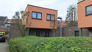 In een autoluw woonerf op korte wandelafstand van het centrum en het park van Schoten, bevindt zich dit uitzonderlijk wooncomplex (bouwjaar 2007)...
