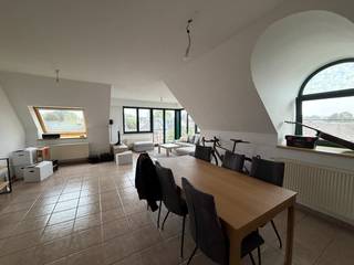 Mooi appartement met autostaanplaats, in het centrum van Evergem, Hoeksken, nabij tram - trein - bus, winkels, horeca. 3de verdieping, kleinschalige residentie, lift is aanwezig. <br /><br />Indeling als volgt: inkomhal, woonkamer, aparte keuken voorzien van: keramische kookplaat, dampkap, oven, koelkast. Badkamer met ligbad en douchemogelijkheid, dubbele wastafel en kasten. Apart toilet. Er zijn drie slaapkamers waarvan 1 met ensuite douche. <br /><br />1 privé parkeerplaats achteraan inclusief. <br /><br />CV op aardgas, radiatoren in de leefruimtes.<br /><br />Wenst u dit appartement te bezichtigen? Reserveer dan eenvoudig uw tijdslot via onze website (immovercruysse.be > Te huur > selecteer dit pand > klik op 'Plan uw bezoek' > reserveer het gewenste tijdslot). Bezoekmoment komt weldra op de website.<br />LET OP: telefonisch en per mail worden geen aanvragen behandeld.