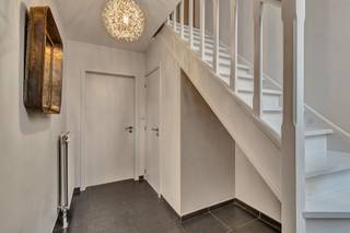 <p>In een zeer gegeerde rustige en kindvriendelijke wijk in Petegem aan de Leie bevindt zich deze leuke villa uit 2006, op een boogscheut van scholen, winkels, E 17 station en centrum van Deinze. </p><p></p><p>De woning staat op een perceel van 604 m², heeft een bewoonbare oppervlakte van 163 m² en beschikt over een ruime oost gerichte tuin. Binnenin ontdekt u een inkomhal die de trap huist en verder voorzien is van een gastentoilet, een lichtrijke leefruimte met open keuken met zicht op de tuin. De keuken is volledig uitgerust en dus voorzien van het nodige comfort. Aanpalend is er een praktische technische berging met alle nodige aansluitingen. </p><p></p><p>Op het gelijkvloers is er eveneens een ruimte voorzien dat op heden gebruikt wordt als bureel maar perfect ook een speelkamer kan zijn voor de kinderen. </p><p>Op de eerste verdieping zijn er drie volwaardige slaapkamers, een praktische dressing, apart toilet en twee badkamers waarvan één voorzien van dubbele lavabo en ligbad en de tweede van een douche en lavabo. </p><p></p><p>Deze woning combineert ruimte, rust en functionaliteit, waardoor ze bijzonder geschikt is voor gezinnen die comfortabel en in een fantastische buurt willen wonen. </p><p></p><p>De vermelde prijs betreft een richtprijs. De eigenaar-verkoper behoudt zich steeds het recht voor om een bod al dan niet te aanvaarden. </p><p>Interesse? Schrijf je in via info@vastgoed-schepens.be voor de bezoekmomenten op 3 en 7 maart!</p>