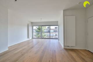 <p><span>Dit kwalitatief gerenoveerde appartement vinden we in een zeer rustige woonwijk vlakbij het centrum van Kontich. Vanuit deze locatie zijn dagelijkse winkels, scholen, openbaar vervoer en grote invalswegen vlot te bereiken. </span></p><p><span>Het gebouw werd opgericht in 1975 en wordt goed onderhouden door de VME. Onlangs werden de terrassen nog volledig vernieuwd waardoor het gebouw een moderne uitstraling kreeg. </span></p><p><span>De maandelijkse kosten bedragen € 90 per maand (provisie water, blokpolis, onderhoud tuinen, ereloon syndicus, minuterie).</span></p><p><span>Het appartement zelf werd van A tot Z gerenoveerd in 2019 en kreeg o.a. volledig nieuwe leidingen en elektriciteit, een nieuwe keuken en badkamer en de ramen werden vervangen door hoogrendementsbeglazing!</span></p><p><span> </span></p><p><span>Indeling:</span></p><p><span>In het appartement op de 2de verdieping (zonder lift) vind je vooraan de lichtrijke leefruimte met groot schuifraam vooraan. </span></p><p><span>De aansluitende keuken is voorzien van een composieten werkblad, vaatwasser, oven + microgolf, koelkast, diepvriezer, inductie kookplaat en dampkap. Ook hieraan grenst een schuifraam waarlangs je het terras vooraan kan bereiken. Dankzij de optimale oriëntering geniet je hier zalig van het zonnetje!</span></p><p><span>Centraal is er de nachthal met vestiairehoek en apart toilet. Hier is een inbouwkast met aansluitingen voor wasmachine en droogkast.</span></p><p><span>Achteraan zijn er twee slaapkamers (3.35 x 3.85 en 2.80 x 3.35). Verder is er nog een derde kamer met opengaande dakkoepel die dienst kan doen als babykamer, bureau of dressing.</span></p><p><span>De stijlvolle badkamer is voorzien van een inloopdouche én een ligbad + een dubbel lavabomeubel. In een inbouwkast is de verwarmingsketel netjes weggewerkt.</span></p><p><span> </span></p><p><span>Bij het appartement hoort nog een handige kelderberging én het is mogelijk om een achterliggende garagebox met elektrische sectionaalpoort bij aan te kopen (€ 29.500) !</span></p><p><span> </span></p><p><span>Samengevat:</span></p><p><span>- Verzorgd gebouw met lage maandelijkse kosten</span></p><p><span>- 100 % gerenoveerd appartement met kwalitatieve materialen</span></p><p><span>- Gunstig EPC, conforme elektriciteit en asbestveilig</span></p><p><span>- Topligging; rustig en nabij het centrum van Kontich</span></p><p><span> </span></p><p><span>EPC: 175 kWh/m² - label B - Elektriciteit conform</span></p><p><span>P-score B - G-score A</span></p><p><span> </span></p><p><span>Voor meer informatie of een bezoek ter plaatse kunt u ons bereiken op 03 449 42 41 of via hallo@habicom.be</span></p><p><span>Benieuwd naar de waarde van jouw woning? Check het gratis op www.watismijnhuiswaard.be </span></p><p><span> </span></p><p><span> </span></p>