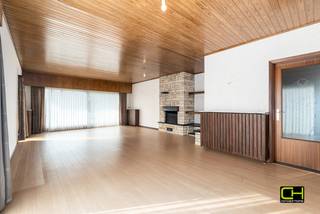 Deze charmante open bebouwing bevindt zich in een rustige en kindvriendelijke wijk met een vlotte verbinding naar de N9 en R4, op een mooi perceel van 535 m² met een grote bewoonbare oppervlakte van 231 m². De woning biedt een comfortabele indeling en een aangename woonomgeving.<br /><br />Gelijkvloers: U wordt verwelkomd in de ruime inkomhal met apart gastentoilet en vestiaire, een lichtrijke woonkamer met een aangename woonkeuken met technische ruimte.<br />Grote multifunctionele kamer op het gelijkvloers met douche en badkamermeubel, extra voorraadkamer, tuin rondom de woning en een afzonderlijke garage met geautomatiseerde poort.<br />Verdieping: Een ingerichte badkamer voorzien van ligbad, douche scherm en dubbel badkamermeubel, drie slaapkamers, afzonderlijk toilet en extra berging.<br /><br />Troeven: Rustige ligging, ruime bewoonbare oppervlakte, multifunctionele kamer op het gelijkvloers<br /><br />Eerste bezoekmoment woensdag 1 April van 15h tot 17h, mits het maken van een afspraak via 09 395 05 40 of verkoop@concept-home.be <br /> 