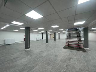 Cet immeuble de bureaux à louer entièrement rénové est situé dans la Kouterstraat, la principale rue commerciale de Temse, et bénéficie d'une visibilité et d'une accessibilité excellentes. L'emplacement combine une forte présence commerciale avec une connexion facile à la N16 (en direction de Saint-Nicolas et Malines) et à l'E17 (Gand — Anvers). Les magasins, les supermarchés, les restaurants, les transports en commun et les parkings sont accessibles à pied.La propriété comprend plus de 800 m² de bureaux et est prête à emménager. Le bâtiment a été entièrement rénové avec une attention particulière à la sécurité, au confort et à une finition de haute qualité.Surface :environ 800 m²Spécifications :- Système de détection d'incendie et de fumée (Sterkens Security)- Entretien annuel de la protection incendie (extincteurs, dévidoirs, éclairage de secours)- Installation électrique entièrement renouvelée et approuvée- Nouvelles portes d'entrée sécurisées et sortie de secours- Nouveaux plafonds suspendus (RAL 9010) avec éclairage LED (40 W)- Espaces de bureaux calmes et dotés d'une finition acoustique- Nouvelle cuisine équipée (env. 80 m²)- Installations sanitaires rénovées (femmes et hommes)- Nouvelle moquette de bureau au 1er étage- Conduits de câbles au rez-de-chaussée et au premier étage- Câblage de données CAT6S — connexion Internet rapide- Toit isolé avec revêtement de protection solaire- Monte-passagers et monte-charges- Chauffage central au gaz et à l'électricité avec compteurs séparés- Pompes à chaleur- 3 unités de climatisation au premier étageDisponibilité :Disponible immédiatement.Intéressé par ce bureau à louer à Temse ? Merci de nous contacter au 09 245 35 35 ou à business.gent@dewaele.com.