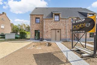 <p>In de rustige en kindvriendelijke Elfenbergstraat in Kuringen stellen wij u graag deze moderne, halfopen nieuwbouwwoning (linkerhelft) voor. De woning bevindt zich op een perceel van 4,64 are en biedt een bewoonbare oppervlakte van 234 m².</p><p>Deze woning is gebouwd volgens de BEN-normen (Bijna-EnergieNeutraal), wat garant staat voor een lage energiefactuur en een duurzame woonkwaliteit. De afwerking gebeurt met hoogwaardige materialen, wat zich vertaalt in een stijlvol interieur met oog voor detail.</p><p><strong>Indeling gelijkvloers</strong><br />Op het gelijkvloers bevindt zich een open leefruimte met veel lichtinval, voorzien van eiken parket en een bureauhoek – ideaal voor wie van thuis uit werkt. De op maat gemaakte keuken is uitgerust met A-merk toestellen: inductiekookplaat met ingebouwde dampkap, vaatwasser, combi-oven, microgolf en inbouwkoelkast. Aansluitend is er een ruime berging/wasplaats. Een gastentoilet is eveneens aanwezig.</p><p><strong>Eerste verdieping</strong><br />Hier bevinden zich twee ruime slaapkamers, een apart toilet en een volledig uitgeruste badkamer met dubbele lavabo, ligbad en een comfortabele inloopdouche.</p><p><strong>Zolderverdieping</strong><br />De ruime zolder biedt een derde slaapkamer, een tweede badkamer (douche en lavabo), een extra toilet én handige bergruimte.<br /><br /><strong>Afwerking en technieken</strong><br />• Laminaatvloeren met V-groef en geluidsdemping in de slaapkamers<br />• Houten trapbekleding in rubberwood, behandeld met Rubio Monocoat<br />• Mitsubishi warmtepomp<br />• Ventilatiesysteem D<br />• Zonnepanelen inbegrepen<br />• Regenwaterput van 7.500 liter<br />• Schüco ramen en deuren<br />• Pré-alarm installatie<br />• Alle nutsvoorzieningen inbegrepen in de prijs</p><p><strong>Prijsopbouw:</strong><br />• Grondaandeel: €175.000 (excl. registratierechten)<br />• Constructie: €443.650 (excl. btw)<br />• Totaalprijs: €618.650 (excl. kosten)<br />📩 Meer weten of een afspraak maken?<br />Vraag gerust het gedetailleerde lastenboek aan of kom deze woning samen met ons ontdekken.<br />Contacteer ons via info@immonoble.be of bel naar +32 472 95 78 44.<br /> </p>