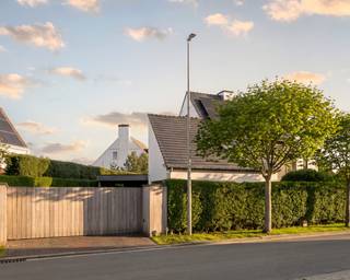 Sur un magnifique terrain de 815 m² dans un quartier résidentiel à Knokke-Heist, se trouve cette spacieuse villa avec piscine, poolhouse et plusieurs places de parking. La propriété bénéficie d'un emplacement particulièrement central, à proximité du centre de Knokke et du village de Westkapelle, avec un accès facile à toutes les principales routes d'entrée.<br /><br />La villa a été construite en 1990 et offre aujourd'hui une superficie habitable de 307 m². Elle a été entièrement rénovée esthétiquement au fil des ans, conférant aux espaces intérieurs et extérieurs de cette propriété une apparence contemporaine, chaleureuse et soignée.<br /><br />L'allée avec carport offre un stationnement pour plusieurs véhicules. Le vaste hall d'entrée donne accès à un toilette pour invités avec toilettes japonaises. Au rez-de-chaussée, vous trouverez également le garage et une pièce polyvalente pouvant servir de chambre, bureau ou cabinet.<br /><br />Le salon spacieux avec cheminée s'ouvre sur la cuisine ouverte, entièrement équipée avec coin repas et un four AGA au caractère unique. Adjacente à la cuisine se trouve une buanderie avec rangement et accès direct à la terrasse.<br /><br />La véranda avec de grandes fenêtres laisse entrer beaucoup de lumière naturelle et renforce la sensation d'intérieur-extérieur qui est perceptible dans toute la villa.<br /><br />Les stores équipant la véranda font partie d'un choix réfléchi à travers toute la maison : toutes les fenêtres et ouvertures peuvent être fermées, garantissant confort en toute saison. La véranda constitue ainsi la transition naturelle vers le jardin.<br /><br />Le jardin paysager offre intimité et tranquillité, avec une piscine chauffée, une douche extérieure, un espace lounge et un poolhouse avec toilettes séparées.<br /><br />La suite parentale dispose d'un dressing avec sauna intégré et d'une salle de bains attenante avec double lavabo, douche à l’italienne, baignoire et dressing. En outre, il y a deux chambres spacieuses avec une salle de bains partagée. Dans le couloir de nuit, il y a un toilette pour invités séparé.<br /><br />À l'étage se trouve une grande chambre avec placards intégrés et l'ancienne atelier de bijoutier. Cet espace est idéal pour un logement invités, une salle de loisirs ou d'autres usages.<br /><br />La maison est équipée d'une technologie résidentielle avancée, notamment des installations électriques gérées par la domotique, des panneaux solaires, la climatisation, une pompe à chaleur, le chauffage et l'éclairage pilotables à distance, l'arrosage automatique et un réseau de caméras étendu.<br /><br />Vous êtes intéressé ? Contactez l'agence immobilière NANO au 050 60 60 78 ou à info@immonano.be.
