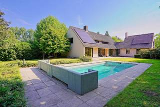Welkom in deze prachtige, energiezuinige villa, gelegen in een doodlopende straat en omringd door weelderig groen. Met een royaal perceel van 3.405...