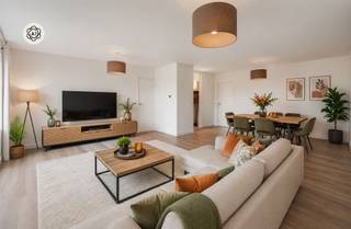 <p>Op zoek naar een verzorgd en lichtrijk appartement op een rustige, maar vlot bereikbare ligging mét garage? Dan is dit instapklare appartement precies wat u zoekt.<br /><br />Bij het binnenkomen treft u een inkomhal met gastentoilet. De ruime leefruimte geniet van veel natuurlijke lichtinval en sluit aan op de volledig geïnstalleerde keuken, vernieuwd in 2015. Verder beschikt het appartement over twee volwaardige slaapkamers met ingemaakte kasten en een moderne badkamer die in 2021 volledig werd vernieuwd, voorzien van een inloopdouche.<br /><br />Troeven: Bewoonbare oppervlakte van 93 m², EPC label C, conforme elektriciteit, Nieuwe condensatieketel op gas (2023), vernieuwde keuken en badkamer, instapklaar en goed onderhouden, rustige ligging in de Hippodroomstraat met vlotte verbinding naar R8 en centrum Kortrijk, garage beschikbaar mits meerprijs van €25.000. <br /><br />Een ideale combinatie van comfort, ruimte en bereikbaarheid, met de extra troef van een eigen garage.<br /><br />Interesse?<br />Contacteer ons vandaag nog via feline@immobeguin.be voor meer info of een bezoek ter plaatse!</p>