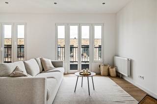 <p>Wonen op hoogte, badend in licht en helemaal splinternieuw? Welkom op de vierde verdieping van dit charmante gebouw in de Bouwensstraat, waar achter een elegante art-decogevel een compleet nieuw verhaal werd geschreven.</p>
<p>Deze <strong>nieuwbouwpenthouse</strong> van ca. 78 m² maakt deel uit van een kleinschalig gebouw met slechts 5 appartementen. En omdat deze verdieping volledig nieuw werd opgebouwd, geniet je hier van hedendaags comfort in zijn meest zorgeloze vorm: EPC A, conforme elektriciteit en een EPB-verslag in opmaak. Let op: <strong>verkoop onder BTW-stelsel (21%)<br /><br /></strong>Binnenkomen doe je in een heerlijk lichte leefruimte met open keuken, waar grote ramen vooraan zorgen voor een instant goed humeur zodra de zon zich laat zien.<br />De keuken werd strak en warm afgewerkt, helemaal in lijn met de rustige, moderne uitstraling van het appartement. Verder werd ook aan praktisch comfort gedacht: een aparte berging met aansluiting voor wasmachine en droogkast, een gastentoilet en een stijlvolle badkamer met douche en dubbele lavabo.<br />Achteraan bevinden zich 2 slaapkamers, beide rustig gelegen en met toegang tot het achterliggende terras van ca. 8 m². Een fijne cocon boven de stad waar je ’s avonds nog net dat laatste stukje zon meepikt.<br /><br />En de locatie? Die blijft een absolute troef. Op wandelafstand van Zurenborg woon je hier midden tussen gezellige koffiebars, restaurants, leuke winkels en vlotte verbindingen met tram, trein en belangrijke invalswegen.<br />Stadsleven zonder in te boeten aan rust: exact dat.<br /><br />Een appartement waar alles nog naar nieuw ruikt, het licht rijkelijk binnenvalt en je alleen nog je meubels hoeft neer te zetten.<strong><br /></strong></p>