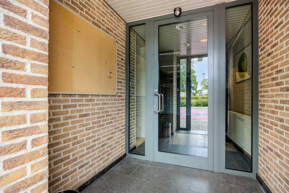 Handelspand van 176 m² op commerciële topligging in Beverlo-centrum - foto 5