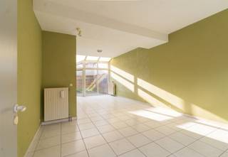 <p>Gelegen in de Mattheus Corvensstraat 92 te Deurne, bevindt zich deze charmante en lichtrijke op te frissen gezinswoning op een <strong>rustige en centrale ligging</strong>, vlakbij het groene Rivierenhof. Deze woning combineert ruimte, licht en potentieel, met een vlotte verbinding naar de Antwerpse Ring en alle voorzieningen in de buurt.</p><p><span><span>✨</span></span> <strong>Indeling &amp; troeven:</strong></p><p><span><span>·</span><span>        </span></span>Brede voorgevel met aangename uitstraling</p><p><span><span>·</span><span>        </span></span>Zeer lichtrijke leefruimtes</p><p><span><span>·</span><span>        </span></span>3 ruime slaapkamers</p><p><span><span>·</span><span>        </span></span>Grote badkamer</p><p><span><span>·</span><span>        </span></span>Praktische garage</p><p><span><span>·</span><span>        </span></span>Gezellige stadstuin</p><p> </p><p><span><span>🔨</span></span> <strong>Extra troeven:</strong></p><p><span><span>·</span><span>        </span></span>Dak reeds geïsoleerd</p><p><span><span>·</span><span>        </span></span>Overal dubbele beglazing</p><p></p><p> </p><p> <span><span><strong>⚡</strong></span></span><strong> Energie:</strong></p><p><span><span>·</span><span>        </span></span>EPC: 220 kWh/m² (label C)</p><p> </p><p><span><span>🌿</span></span> <strong>Ligging:</strong><br />Gelegen in een <strong>aangename woonomgeving</strong> op wandelafstand van het Rivierenhof, met winkels, scholen en openbaar vervoer in de directe nabijheid. Snelle verbinding naar Antwerpen en de ring.</p><p><span><span>👉</span></span> Ideaal voor gezinnen of handige kopers die op zoek zijn naar een ruime woning met potentieel op een goed bereikbare locatie.</p><p>Wenst u meer informatie of had u graag een bezichtiging gewenst?  Info@markasa.be of<strong> 03/827.72.92</strong></p>